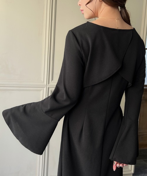 junoah（ジュノア）の「ベルスリーブバックケープワンピース（ワンピース・レディース・ブラウン/ブラック/グレイッシュベージュ・X-LARGE/LARGE/MEDIUM）」の2枚目の写真