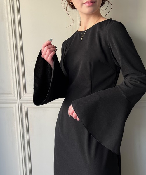 junoah（ジュノア）の「ベルスリーブバックケープワンピース（ワンピース・レディース・ブラウン/ブラック/グレイッシュベージュ・X-LARGE/LARGE/MEDIUM）」の4枚目の写真