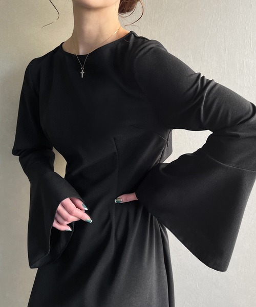 junoah（ジュノア）の「ベルスリーブバックケープワンピース（ワンピース・レディース・ブラウン/ブラック/グレイッシュベージュ・X-LARGE/LARGE/MEDIUM）」の6枚目の写真