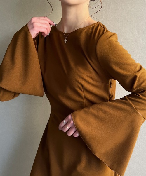 junoah（ジュノア）の「ベルスリーブバックケープワンピース（ワンピース・レディース・ブラウン/ブラック/グレイッシュベージュ・X-LARGE/LARGE/MEDIUM）」の12枚目の写真