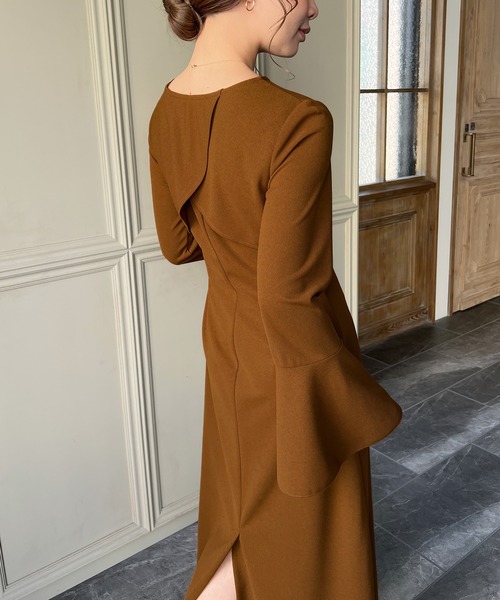 junoah（ジュノア）の「ベルスリーブバックケープワンピース（ワンピース・レディース・ブラウン/ブラック/グレイッシュベージュ・X-LARGE/LARGE/MEDIUM）」の13枚目の写真