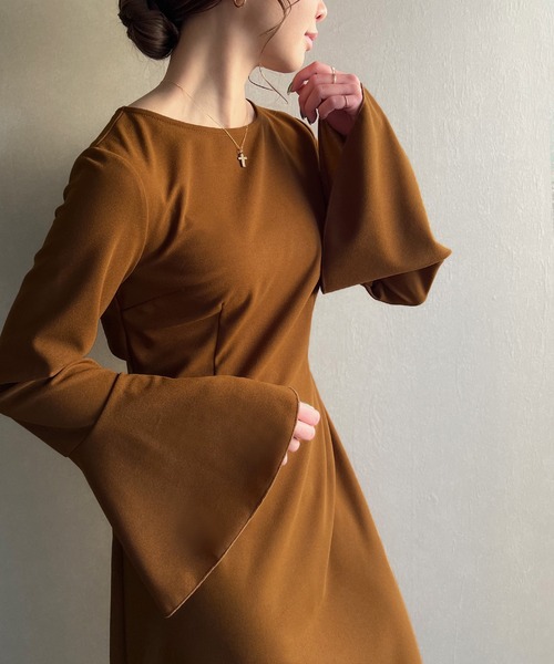 junoah（ジュノア）の「ベルスリーブバックケープワンピース（ワンピース・レディース・ブラウン/ブラック/グレイッシュベージュ・X-LARGE/LARGE/MEDIUM）」の20枚目の写真