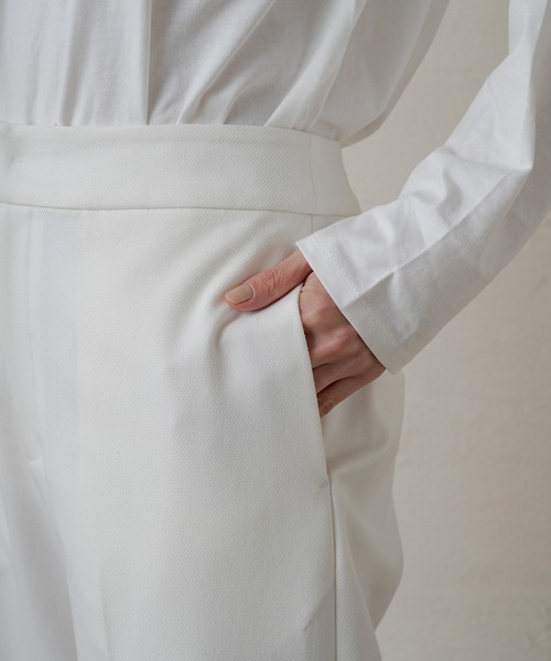 LOUNGEDRESS(ラウンジドレス)の「フレアスラックス(スラックス・レディース・オフホワイト/ネイビー・SMALL/MEDIUM)」の6枚目の写真