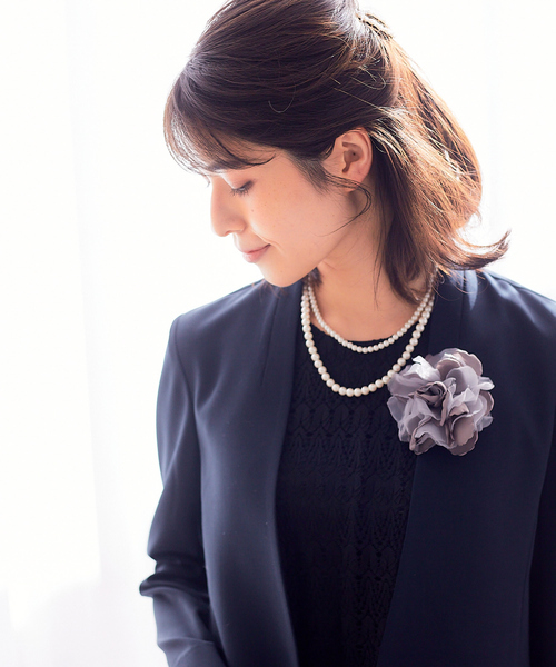 abahouse mavie(アバハウスマヴィ)の「【セレモニー対応】コサージュ(ブローチ/コサージュ・レディース・チャコールグレー/ライトグレー/ベージュ/オフホワイト/アイボリー・フリー)」の1枚目の写真