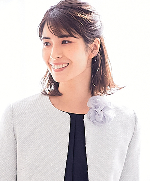 abahouse mavie(アバハウスマヴィ)の「【セレモニー対応】コサージュ(ブローチ/コサージュ・レディース・チャコールグレー/ライトグレー/ベージュ/オフホワイト/アイボリー・フリー)」の4枚目の写真