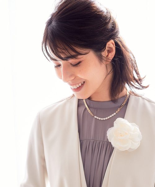 abahouse mavie(アバハウスマヴィ)の「【セレモニー対応】コサージュ(ブローチ/コサージュ・レディース・チャコールグレー/ライトグレー/ベージュ/オフホワイト/アイボリー・フリー)」の6枚目の写真