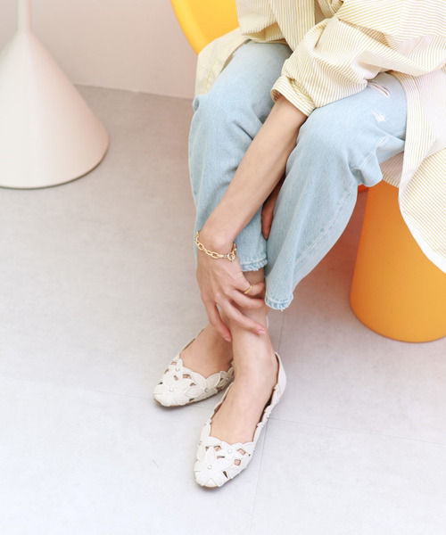 Bridget Birkin(ブリジットバーキン)の「【Bridget Birkin】フラワーカットワークラメパンプス(531023)(パンプス・レディース・ブラウン/ライトブルー/アイボリー/ブラック/ベージュ・22.5/23/23.5/24/24.5)」の2枚目の写真