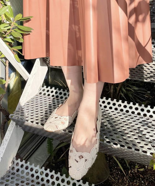 Bridget Birkin(ブリジットバーキン)の「【Bridget Birkin】フラワーカットワークラメパンプス(531023)(パンプス・レディース・ブラウン/ライトブルー/アイボリー/ブラック/ベージュ・22.5/23/23.5/24/24.5)」の8枚目の写真