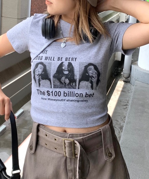 SHAGGIE(シャギー)の「カットアウトフロントプリントショート丈Tシャツ(Tシャツ/カットソー・レディース・ブラック/グレー/ホワイト・FREE)」の3枚目の写真
