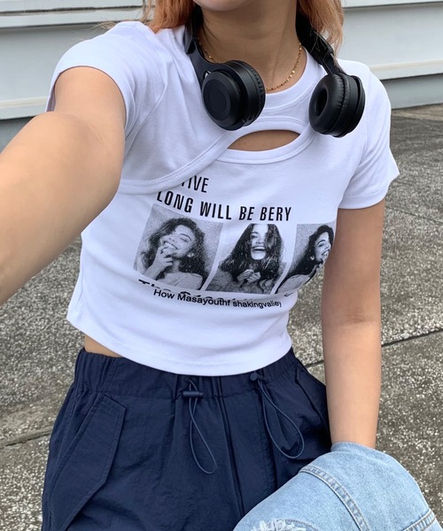 SHAGGIE(シャギー)の「カットアウトフロントプリントショート丈Tシャツ(Tシャツ/カットソー・レディース・ブラック/グレー/ホワイト・FREE)」の1枚目の写真