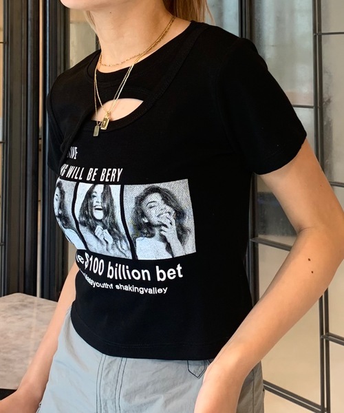 SHAGGIE(シャギー)の「カットアウトフロントプリントショート丈Tシャツ(Tシャツ/カットソー・レディース・ブラック/グレー/ホワイト・FREE)」の5枚目の写真