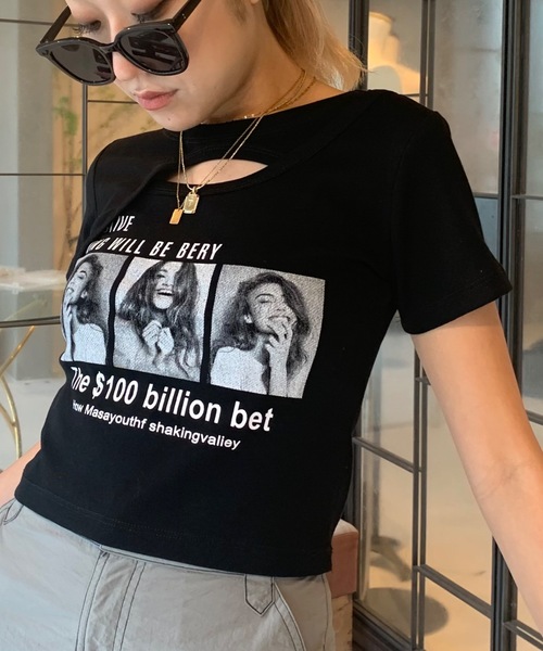 SHAGGIE(シャギー)の「カットアウトフロントプリントショート丈Tシャツ(Tシャツ/カットソー・レディース・ブラック/グレー/ホワイト・FREE)」の4枚目の写真