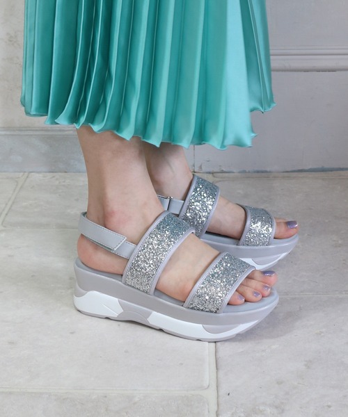 Balancoire（ブランコアール）の「グリッターダブルベルトスポーツサンダル（サンダル・レディース・ブラック/シルバー/ゴールド・M/L/S/LL）」の2枚目の写真