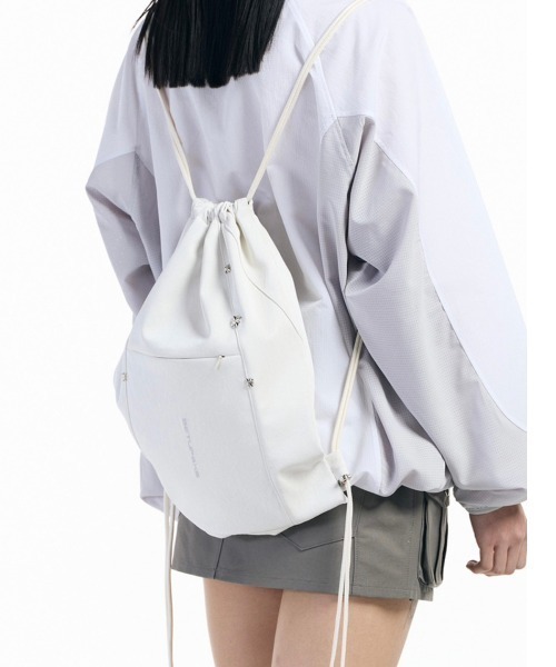 SETUPEXE（セットアップイーエックスイー）の「【SETUP‐EXE / セットアップエグゼ】Wrinkle leather star stud Gym sack / フェイクレザー ナップサック（バックパック/リュック・レディース・オフホワイト/ブラック・ONE SIZE）」の20枚目の写真