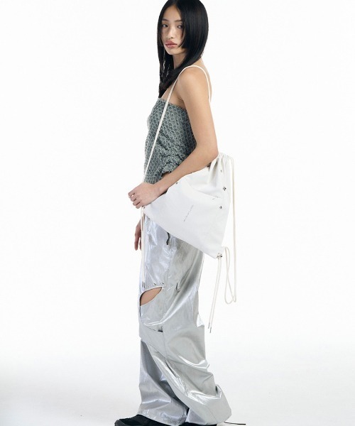 SETUPEXE（セットアップイーエックスイー）の「【SETUP‐EXE / セットアップエグゼ】Wrinkle leather star stud Gym sack / フェイクレザー ナップサック（バックパック/リュック・レディース・オフホワイト/ブラック・ONE SIZE）」の7枚目の写真