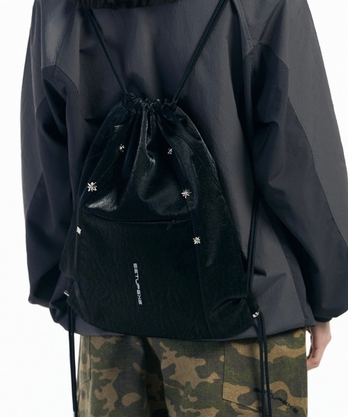 SETUPEXE（セットアップイーエックスイー）の「【SETUP‐EXE / セットアップエグゼ】Wrinkle leather star stud Gym sack / フェイクレザー ナップサック（バックパック/リュック・レディース・オフホワイト/ブラック・ONE SIZE）」の11枚目の写真