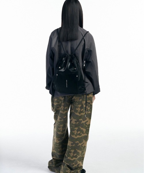 SETUPEXE（セットアップイーエックスイー）の「【SETUP‐EXE / セットアップエグゼ】Wrinkle leather star stud Gym sack / フェイクレザー ナップサック（バックパック/リュック・レディース・オフホワイト/ブラック・ONE SIZE）」の14枚目の写真