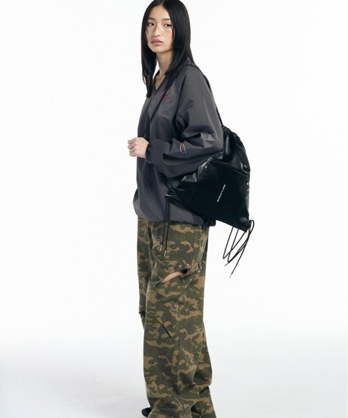 SETUPEXE（セットアップイーエックスイー）の「【SETUP‐EXE / セットアップエグゼ】Wrinkle leather star stud Gym sack / フェイクレザー ナップサック（バックパック/リュック・レディース・オフホワイト/ブラック・ONE SIZE）」の13枚目の写真