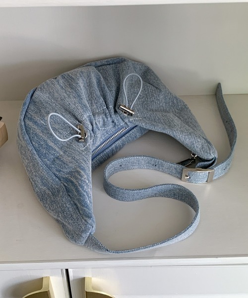 by muni:r(バイ ムニール)の「トレンドストリングショルダーバッグ(ショルダーバッグ・レディース・シルバー/ブルー/ブラック・ONE SIZE)」の6枚目の写真