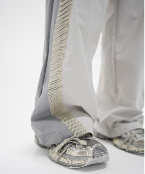 XU（エックスユー）の「ストリートファッション XU エックスユー mesh track pants トラックパンツ ナイロンパンツ ラインパンツ ジョガーパンツ カーゴパンツ テック系（カーゴパンツ・メンズ・ライトグレー・ONE SIZE）」の4枚目の写真