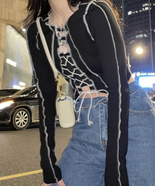 Vipoa（ヴィポア）の「レースアップアウトステッチクロップドトップス（Tシャツ/カットソー・レディース・ブラック・FREE）」の4枚目の写真