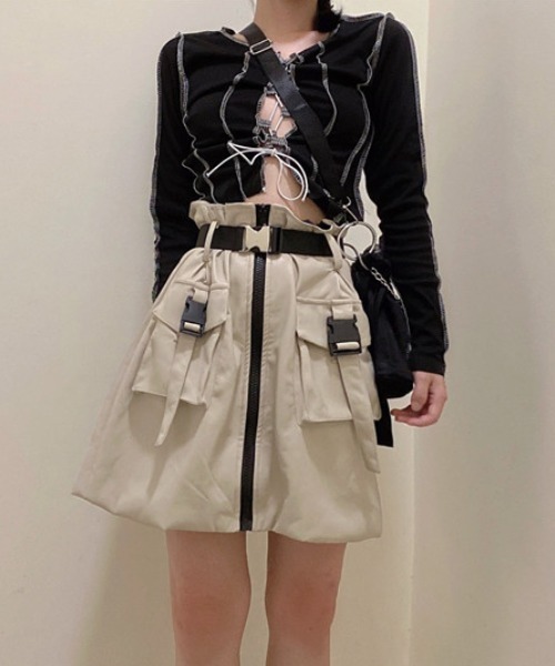 Vipoa（ヴィポア）の「レースアップアウトステッチクロップドトップス（Tシャツ/カットソー・レディース・ブラック・FREE）」の7枚目の写真