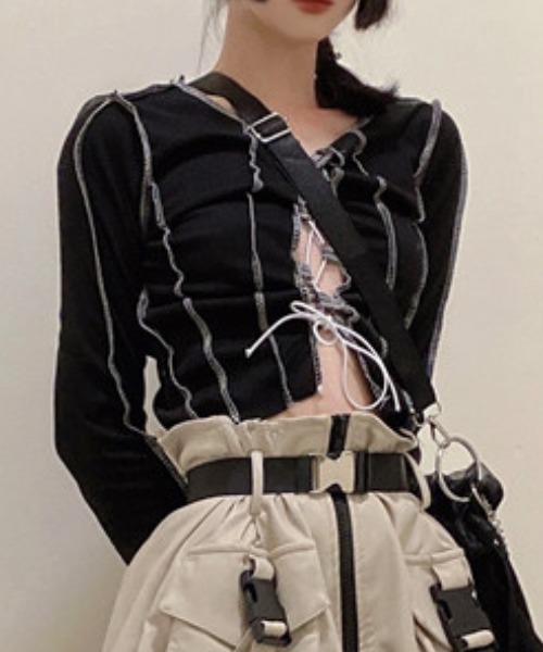 Vipoa（ヴィポア）の「レースアップアウトステッチクロップドトップス（Tシャツ/カットソー・レディース・ブラック・FREE）」の5枚目の写真