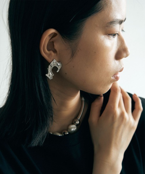 marjour(マージュール)の「HOOK MOTIF PIERCE(ピアス(両耳用)・レディース・ゴールド/シルバー・FREE)」の3枚目の写真