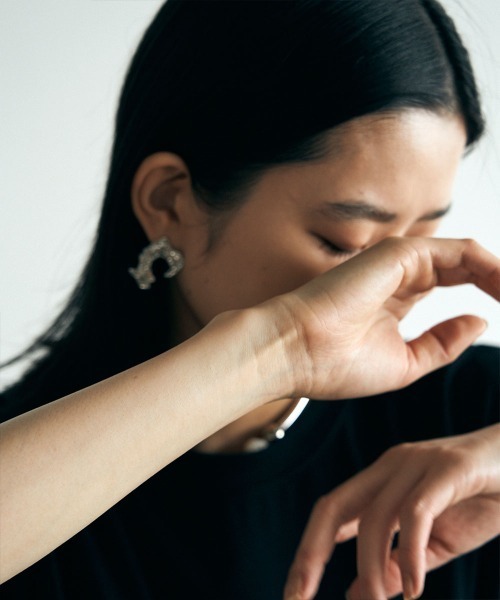 marjour(マージュール)の「HOOK MOTIF PIERCE(ピアス(両耳用)・レディース・ゴールド/シルバー・FREE)」の6枚目の写真