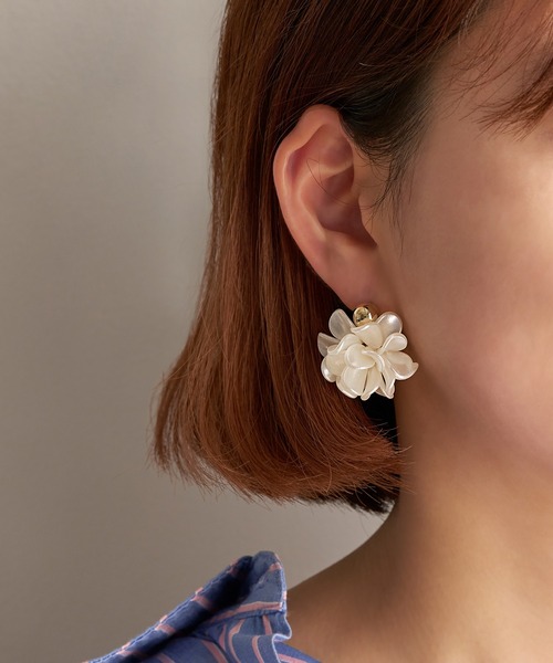 amplis（アンプリス）の「フラワーボールピアス/cream pierce（ピアス（両耳用）・レディース・グリーン/ホワイト・FREE）」の2枚目の写真