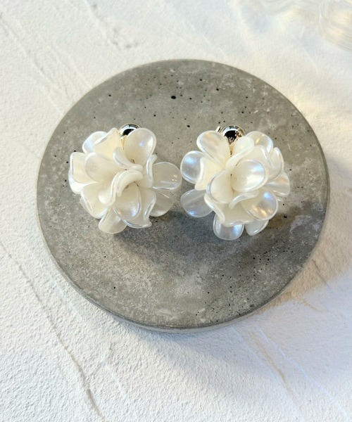amplis（アンプリス）の「フラワーボールピアス/cream pierce（ピアス（両耳用）・レディース・グリーン/ホワイト・FREE）」の3枚目の写真