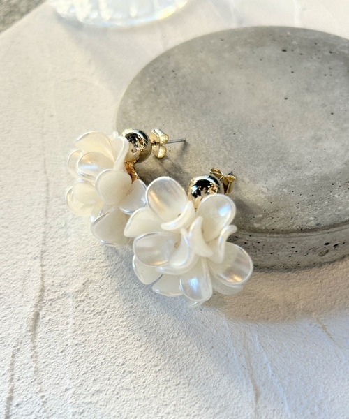 amplis（アンプリス）の「フラワーボールピアス/cream pierce（ピアス（両耳用）・レディース・グリーン/ホワイト・FREE）」の4枚目の写真