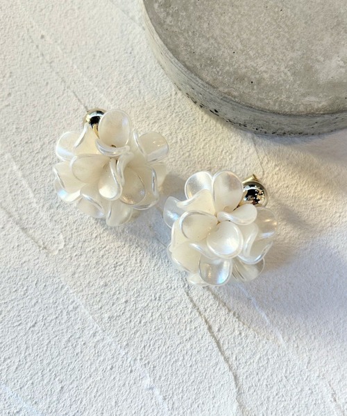 amplis（アンプリス）の「フラワーボールピアス/cream pierce（ピアス（両耳用）・レディース・グリーン/ホワイト・FREE）」の5枚目の写真