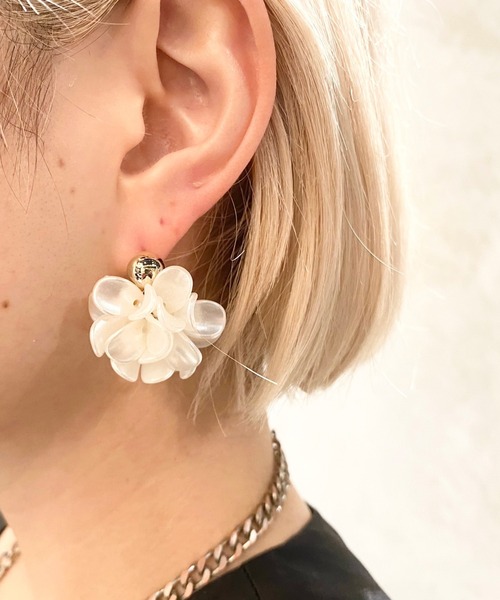 amplis（アンプリス）の「フラワーボールピアス/cream pierce（ピアス（両耳用）・レディース・グリーン/ホワイト・FREE）」の6枚目の写真