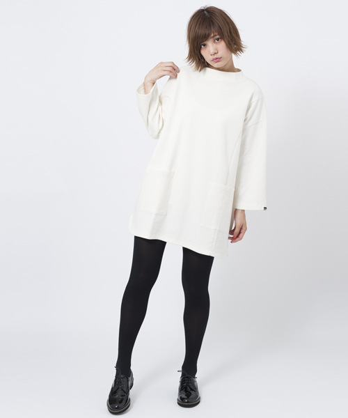MILKFED.（ミルクフェド）の「【mini1月号　高橋愛さん着用】MOCK NECK H/S TOP（Tシャツ/カットソー・レディース・ホワイト/ブラック/アッシュ・ONE SIZE）」の2枚目の写真