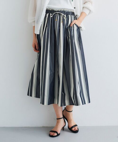 le.coeur blanc（ルクールブラン）の「タフタギャザーボリュームスカート（スカート・レディース・アイボリー/ブラック系その他/ラベンダー/ダークグレー・38）」の2枚目の写真