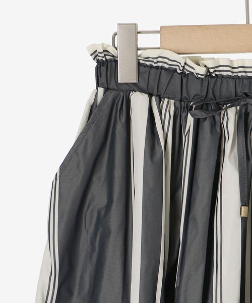 le.coeur blanc（ルクールブラン）の「タフタギャザーボリュームスカート（スカート・レディース・アイボリー/ブラック系その他/ラベンダー/ダークグレー・38）」の7枚目の写真
