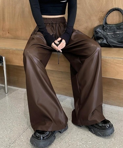 VIBGYOR（ヴィブジョー）の「合成皮革ワイドパンツ(BQ)（その他パンツ・レディース・ブラック/ブラウン・LARGE/MEDIUM）」の2枚目の写真