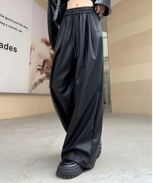 VIBGYOR（ヴィブジョー）の「合成皮革ワイドパンツ(BQ)（その他パンツ・レディース・ブラック/ブラウン・LARGE/MEDIUM）」の3枚目の写真