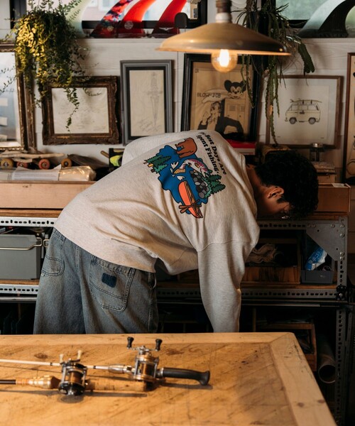 Foxfire（フォックスファイヤー）の「Foxfire/フォックスファイヤー 別注 Foxfire プリントクルーネック スウェット/トラウト/バックプリント/リラックスフィット（Tシャツ/カットソー・メンズ・グレー/ブルー/チャコールグレー/ライトグレー・MEDIUM/LARGE）」の6枚目の写真