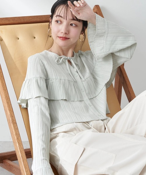 earth music&ecology（アースミュージックアンドエコロジー）の「フリル切替えショートブラウス（シャツ/ブラウス・レディース・オフホワイト/ブラック/ピンクベージュ/ライトカーキ・FREE）」の3枚目の写真