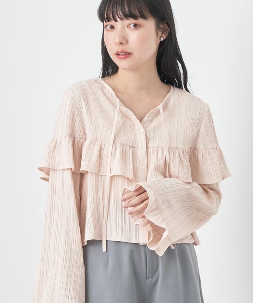 earth music&ecology（アースミュージックアンドエコロジー）の「フリル切替えショートブラウス（シャツ/ブラウス・レディース・オフホワイト/ブラック/ピンクベージュ/ライトカーキ・FREE）」の4枚目の写真