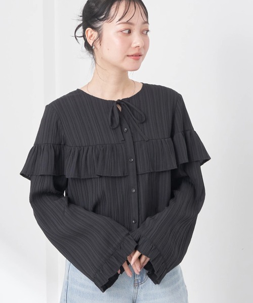 earth music&ecology（アースミュージックアンドエコロジー）の「フリル切替えショートブラウス（シャツ/ブラウス・レディース・オフホワイト/ブラック/ピンクベージュ/ライトカーキ・FREE）」の2枚目の写真