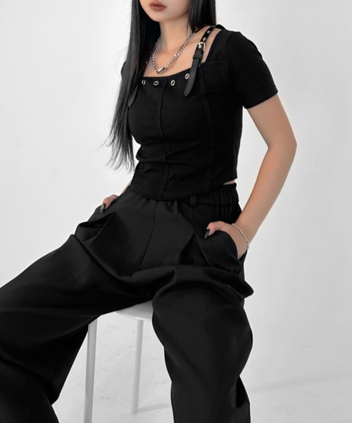 LVEU.(ラブユ.)の「【LVEU.】ベルトショルダー半袖トップス / トップス カットソー Tシャツ 半袖 クロップド ショート コンパクト ベルト グランジ ブラック(Tシャツ/カットソー・レディース・ブラック・FREE)」の1枚目の写真