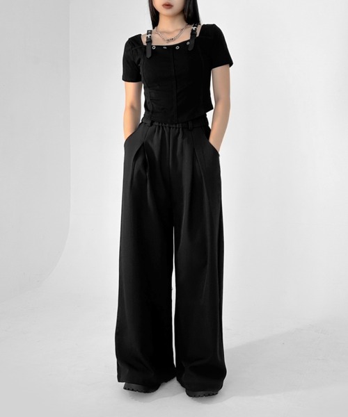 LVEU.(ラブユ.)の「【LVEU.】ベルトショルダー半袖トップス / トップス カットソー Tシャツ 半袖 クロップド ショート コンパクト ベルト グランジ ブラック(Tシャツ/カットソー・レディース・ブラック・FREE)」の5枚目の写真
