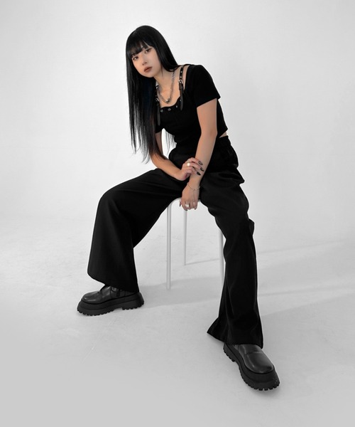 LVEU.(ラブユ.)の「【LVEU.】ベルトショルダー半袖トップス / トップス カットソー Tシャツ 半袖 クロップド ショート コンパクト ベルト グランジ ブラック(Tシャツ/カットソー・レディース・ブラック・FREE)」の2枚目の写真