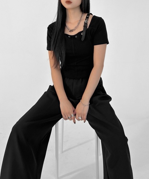 LVEU.(ラブユ.)の「【LVEU.】ベルトショルダー半袖トップス / トップス カットソー Tシャツ 半袖 クロップド ショート コンパクト ベルト グランジ ブラック(Tシャツ/カットソー・レディース・ブラック・FREE)」の9枚目の写真