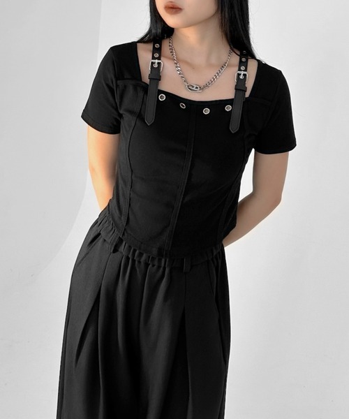 LVEU.(ラブユ.)の「【LVEU.】ベルトショルダー半袖トップス / トップス カットソー Tシャツ 半袖 クロップド ショート コンパクト ベルト グランジ ブラック(Tシャツ/カットソー・レディース・ブラック・FREE)」の3枚目の写真