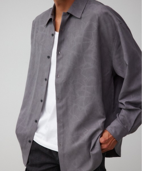 AZUL by moussy（アズールバイマウジー）の「フェイクスウェードリラックスシャツ（シャツ/ブラウス・メンズ・ブラック/グレー系その他/パープル/グリーン系その他2/ブラック系その他・FREE）」の4枚目の写真