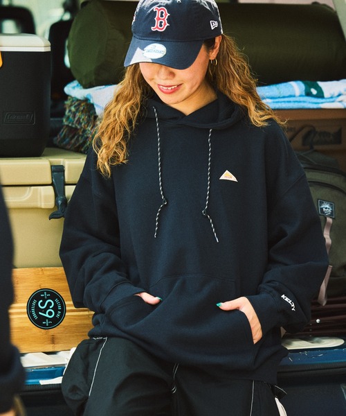 FREAK'S STORE（フリークスストア）の「限定展開 KELTY×FREAK'S STORE/ケルティ 別注 ワンポイント ヴィンテージロゴ プルオーバーパーカー/フーディー（パーカー・メンズ・アッシュグレー/オフホワイト/グレイッシュブルー/ネイビー/スミクロ/ブラック/グレイッシュベージュ・SMALL/MEDIUM/LARGE/X-LARGE）」の3枚目の写真